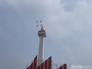 Gladi Bersih HUT ke-79 TNI, Pesawat Tempur Bermanuver di Langit Monas Gladi Bersih HUT ke-79 TNI, Pesawat Tempur Bermanuver di Langit Monas