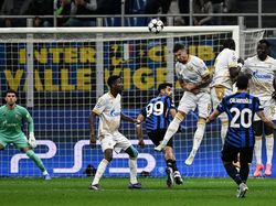 Free Kick Hakan Calhanoglu Akhiri Puasa Panjang Si Ular