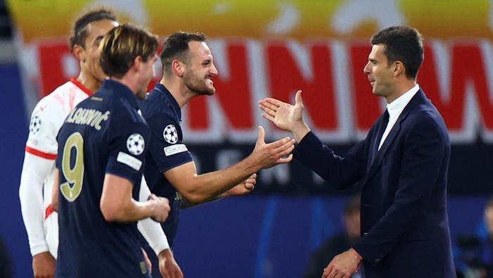 Soccer Football - Champions League - RB Leipzig v Juventus - Red Bull Arena, Leipzig, Germany - October 2, 2024 Juventus coach Thiago Motta and Federico Gatti celebrate after the match REUTERS/Lisi Niesner