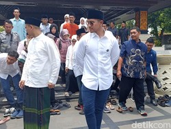 Menterengnya Kaesang, Ziarah Bung Karno Pakai Sandal Seharga 2 Digit