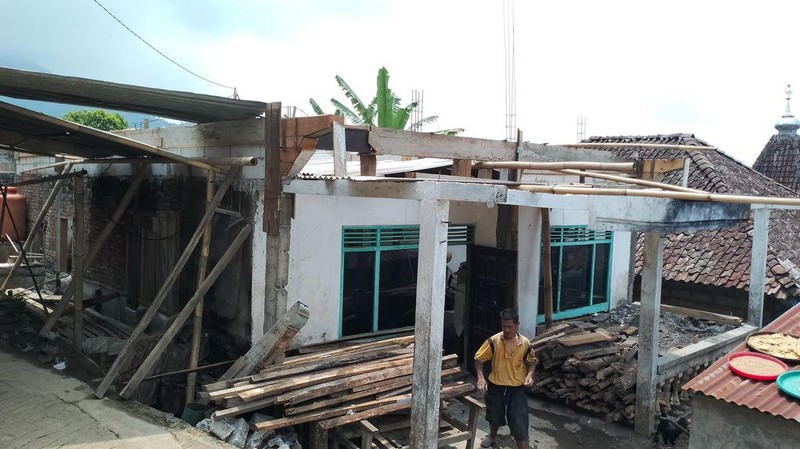 Donasi Sahabat Baik Bantu Pasutri Lansia Renovasi Rumah