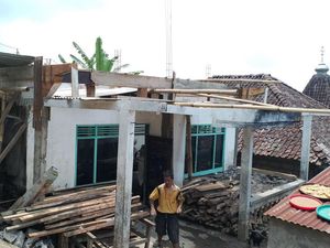 Donasi Sahabat Baik Bantu Pasutri Lansia Renovasi Rumah
