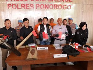 Pria di Ponorogo Diamankan Setelah Potong 3 Pohon Pinus Perhutani Pria di Ponorogo Diamankan Setelah Potong 3 Pohon Pinus Perhutani