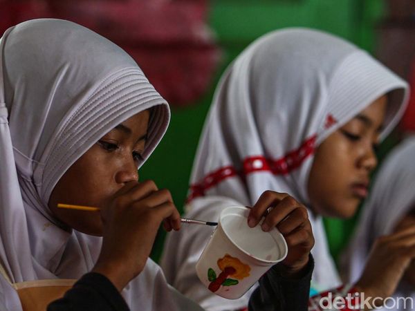 Keseruan Siswa SD Melukis Pot