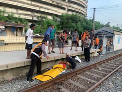 Lansia di Surabaya Tewas Diduga Tertabrak KA Saat Menyeberang Rel