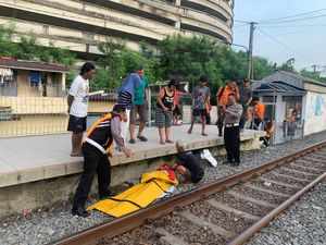 Lansia di Surabaya Tewas Diduga Tertabrak KA Saat Menyeberang Rel Lansia di Surabaya Tewas Diduga Tertabrak KA Saat Menyeberang Rel