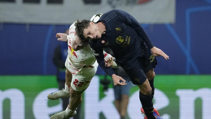 Leipzigs David Raum, left, and Juventus Nicolo Savona go for the ball during the UEFA Champions League opening phase soccer match between Leipzig and Juventus in Leipzig, Germany, Wednesday, Oct. 2, 2024.(AP Photo/Ebrahim Noroozi)