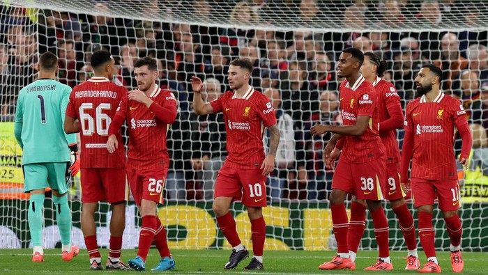 Soccer Football - Champions League - Liverpool v Bologna - Anfield, Liverpool, Britain - October 2, 2024 Liverpools Alexis Mac Allister celebrates scoring their first goal with Trent Alexander-Arnold, Andrew Robertson, Darwin Nunez, Ryan Gravenberch and Mohamed Salah Action Images via Reuters/Lee Smith