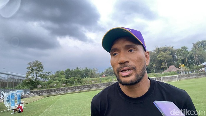 Manajer PSS Sleman, Leonard Tupamahu, di Lapangan Pakembinangun, Kabupaten Sleman, Kamis (3/10/2024). Manajer PSS Sleman, Leonard Tupamahu, di Lapangan Pakembinangun, Kabupaten Sleman, Kamis (3/10/2024).