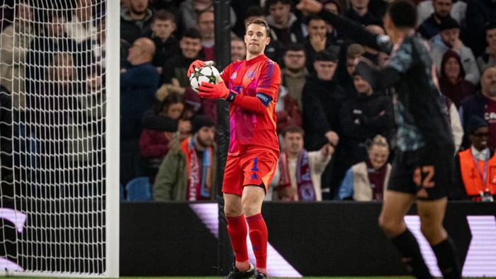 BIRMINGHAM, ENGLAND - OCTOBER 02: (EDITORS NOTE: Image has been digitally enhanced.) Manuel Neuer of FC Bayern Muenchen throws the ball during the UEFA Champions League 2024/25 League Phase MD2 match between Aston Villa FC and FC Bayern München at Villa Park on October 02, 2024 in Birmingham, England. (Photo by S. Mellar/FC Bayern via Getty Images)