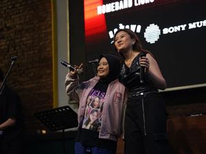 Momen Meiska Adinda Ajak Fans Naik Panggung Momen Meiska Adinda Ajak Fans Naik Panggung