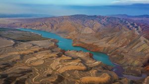 Melihat Keajaiban Alam Tianshan Grand Canyon di China