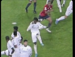 Pemain Real Madrid Eduardo Camavinga diledek serba-bisa, sampai-sampai jadi bergaya ala kiper -- yang berujung penalti dan gol Lille. Foto: dok. Internet/X (Twitter)