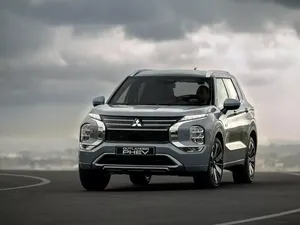 Potret Mitsubishi Outlander PHEV Terbaru, Makin Gagah! Potret Mitsubishi Outlander PHEV Terbaru, Makin Gagah!