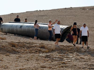 Penampakan Puing Rudal Balistik Iran Jadi Tontonan Warga Israel