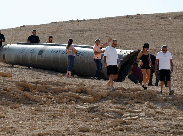 Penampakan Puing Rudal Balistik Iran Jadi Tontonan Warga Israel