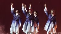 8 Gaya Personel TXT Konser di Indonesia, Pakai Hanbok Hingga Jadi Rockstar