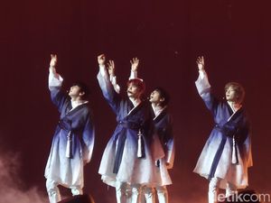 8 Gaya Personel TXT Konser di Indonesia, Pakai Hanbok Hingga Jadi Rockstar 8 Gaya Personel TXT Konser di Indonesia, Pakai Hanbok Hingga Jadi Rockstar