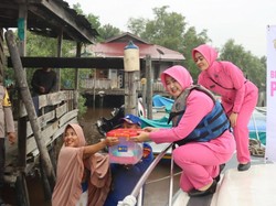 Pengurus Bhayangkari-Istri TNI Bagikan Paket Bansos ke Nelayan di Pesisir Dumai