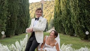 7 Foto Millie Bobby Brown Dinikahi Anak Bon Jovi, Resepsi di Vila Mewah