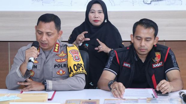 Polisi mengungkap misteri penyebab kematian pasutri lansia yang ditemukan tewas 'terkunci' di Cipondoh, Kota Tangerang.