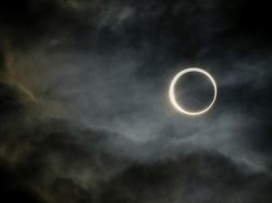 Gerhana Matahari Cincin Februari 2026: Waktu, Lokasi, dan Faktanya