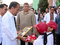 Cerita 2 Siswi SD di Sumba Barat Sambut Jokowi dengan Puisi