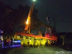Truk Crane Terguling ke Sawah di Ngawen Klaten