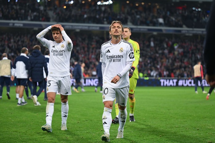 LILLE, FRANCE - OCTOBER 02: Luca Modric and Arda Guler leave the pitch dejected at full time  during the UEFA Champions League 2024/25 League Phase MD2 match between LOSC Lille and Real Madrid C.F. at Stade Pierre Mauroy on October 02, 2024 in Lille, France. (Photo by Michael Regan - UEFA/UEFA via Getty Images)