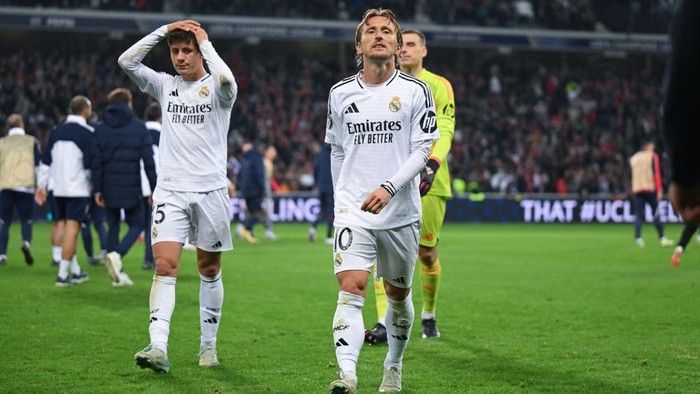 LILLE, FRANCE - OCTOBER 02: Luca Modric and Arda Guler leave the pitch dejected at full time  during the UEFA Champions League 2024/25 League Phase MD2 match between LOSC Lille and Real Madrid C.F. at Stade Pierre Mauroy on October 02, 2024 in Lille, France. (Photo by Michael Regan - UEFA/UEFA via Getty Images)