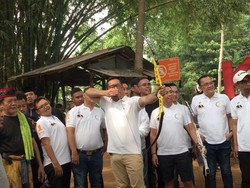 Video: Momen RK Main Panahan Bareng Warga saat Blusukan ke Condet