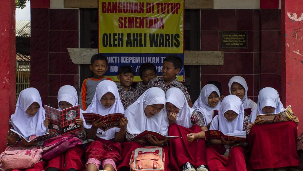 Ruang Kelas SDN Senangsari Disegel Ahli Waris, Siswa Belajar di Teras Ruang Kelas SDN Senangsari Disegel Ahli Waris, Siswa Belajar di Teras