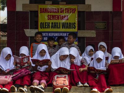 Ruang Kelas SDN Senangsari Disegel Ahli Waris, Siswa Belajar di Teras