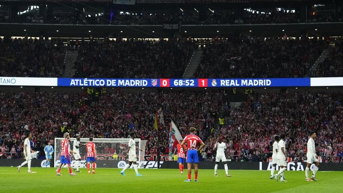 MADRID, SPAIN - SEPTEMBER 29: The players retire because of the temporary suspension of the match due to the throwing of objects during the LaLiga match between Atletico de Madrid and Real Madrid CF at Estadio Civitas Metropolitano on September 29, 2024 in Madrid, Spain. (Photo by Jose Hernandez/Anadolu via Getty Images)