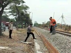 Motor Hilang Kendali, Biker di Pasuruan Tewas Tertabrak KA Tawang Alun