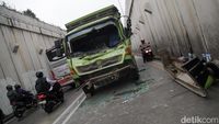 Truk Ringsek di Underpass Arteri Pondok Indah, Lalin Macet