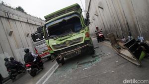 Truk Ringsek di Underpass Arteri Pondok Indah, Lalin Macet