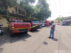 7 Mobil Parkir di Polres Bangkalan Diduga Hasil Sitaan Penggeledahan KPK 7 Mobil Parkir di Polres Bangkalan Diduga Hasil Sitaan Penggeledahan KPK