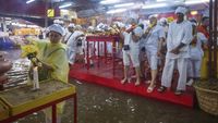 Umat Tionghoa KL Rayakan Festival Sembilan Dewa Kaisar di Tengah Banjir