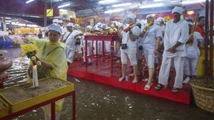 Umat Tionghoa KL Rayakan Festival Sembilan Dewa Kaisar di Tengah Banjir