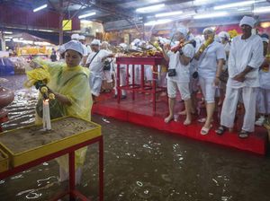 Umat Tionghoa KL Rayakan Festival Sembilan Dewa Kaisar di Tengah Banjir Umat Tionghoa KL Rayakan Festival Sembilan Dewa Kaisar di Tengah Banjir