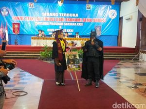 Heboh Tamu Wisuda Pakai Kostum Batman, Ini Kata STIE Atma Bhakti Solo Heboh Tamu Wisuda Pakai Kostum Batman, Ini Kata STIE Atma Bhakti Solo