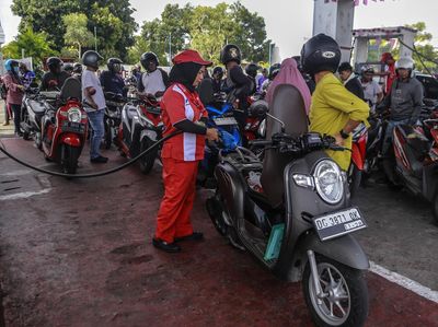 Warga Ternate Serbu SPBU Saat Harga BBM Nonsubsidi Turun