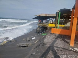 5 Rumah Makan di Pantai Depok Bantul Rusak Dihajar Gelombang Pasang
