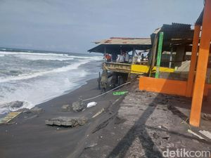 5 Rumah Makan di Pantai Depok Bantul Rusak Dihajar Gelombang Pasang 5 Rumah Makan di Pantai Depok Bantul Rusak Dihajar Gelombang Pasang
