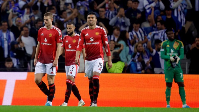 PORTO, PORTUGAL - OCTOBER 3: Matthijs de Ligt of Manchester United, Noussair Mazraoui of Manchester United, Casemiro of Manchester United disappointed  during the UEFA Europa League   match between FC Porto v Manchester United at the Estadio Do Dragao on October 3, 2024 in Porto Portugal (Photo by Eric Verhoeven/Soccrates/Getty Images)