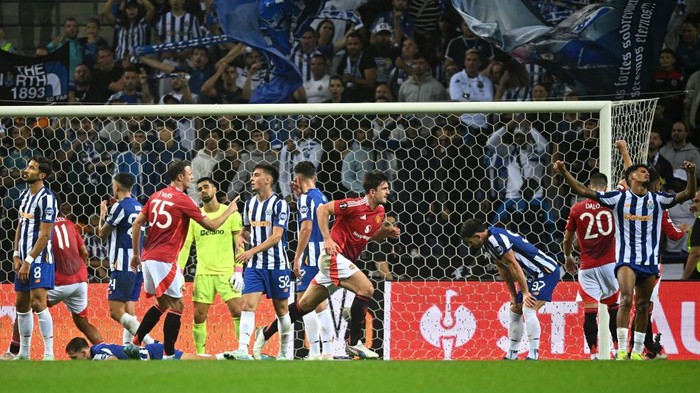 PORTO, PORTUGAL - OCTOBER 03: Harry Maguire of Manchester United celebrates scoring his teams third goal during the UEFA Europa League 2024/25 League Phase MD2 match between FC Porto and Manchester United at Estadio do Dragao on October 03, 2024 in Porto, Portugal. (Photo by Octavio Passos/Getty Images)