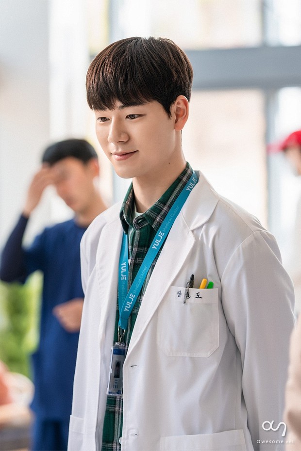 Bae Hyun Sung di drama Korea Hospital Playlist 2 (2021)/Foto: Awesome Entertainment