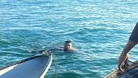 Bakamla Evakuasi Nelayan yang Kapalnya Terbalik di Perairan Batam