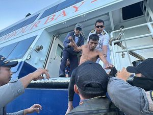 Bakamla Evakuasi 3 Nelayan yang Tenggelam di Perairan Batam Bakamla Evakuasi 3 Nelayan yang Tenggelam di Perairan Batam